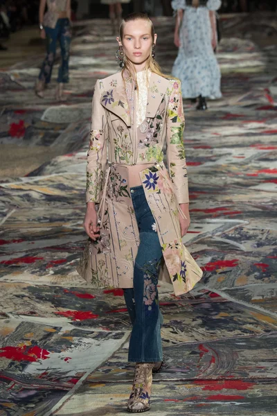 Look 18